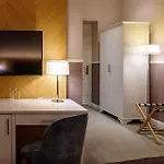 Modern Art - Maestro Hotel