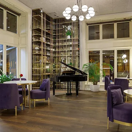 Modern Art - Maestro Hotel