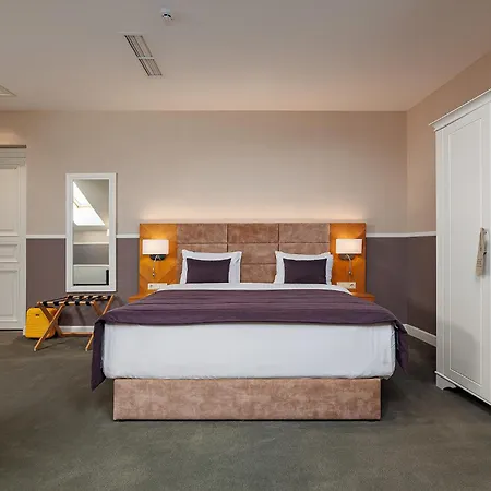 Modern Art - Maestro Hotel